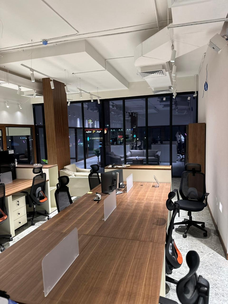 ديكورات وتجهيز المكاتب