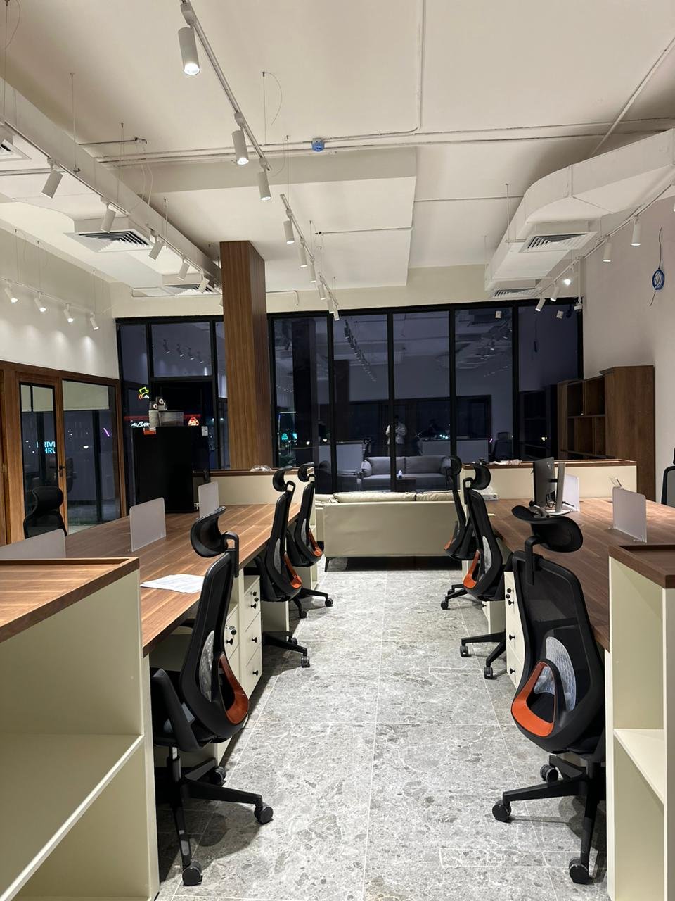 ديكورات وتجهيز المكاتب