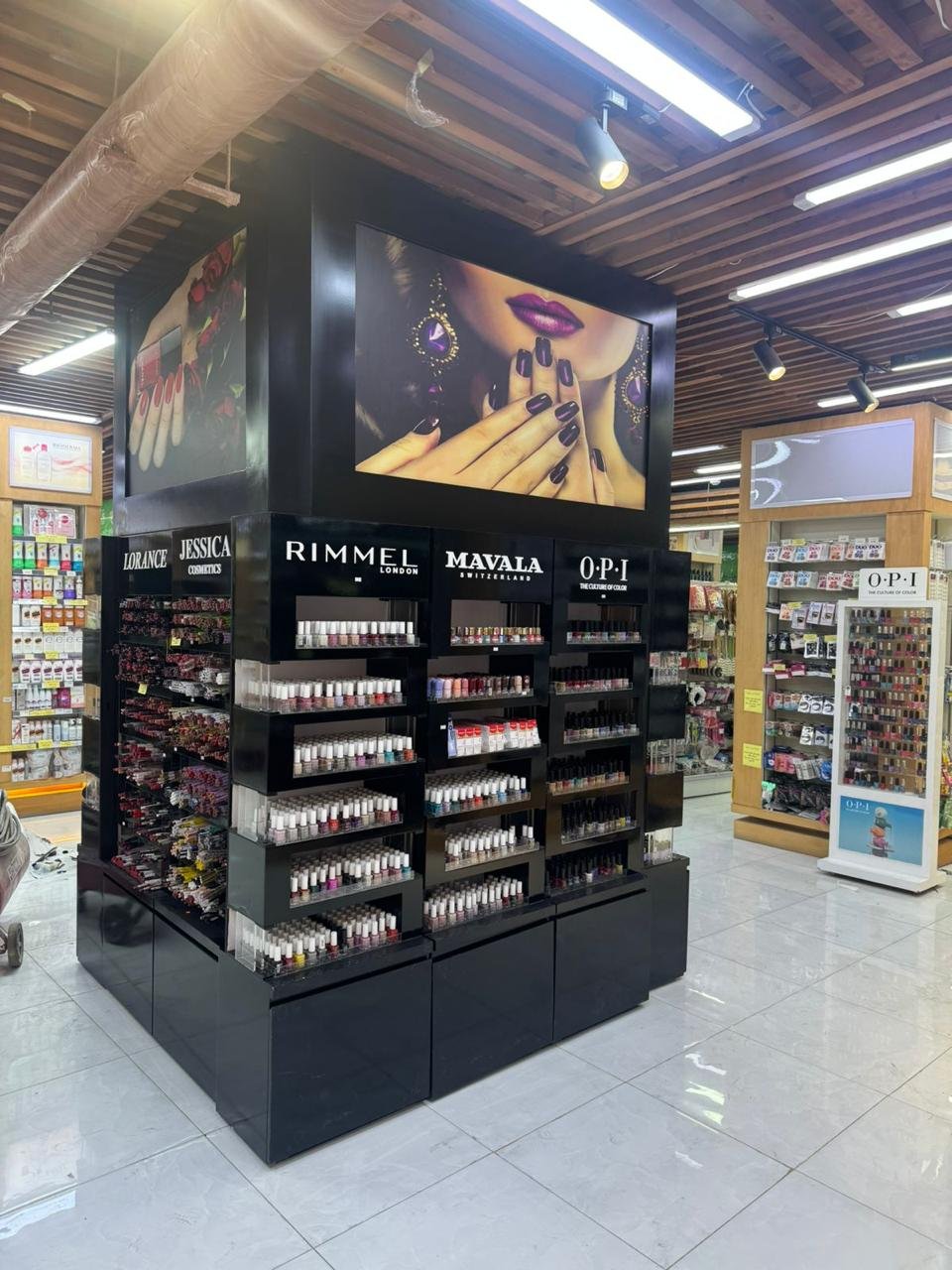 تجهيزات وتشطيبات المحلات التجارية المختلفة